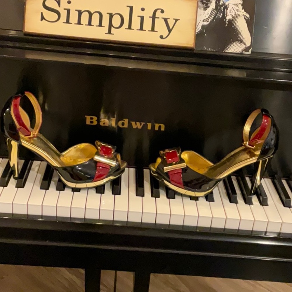 Gianni Bini magnificent shoes size 6 black burgundy and gold